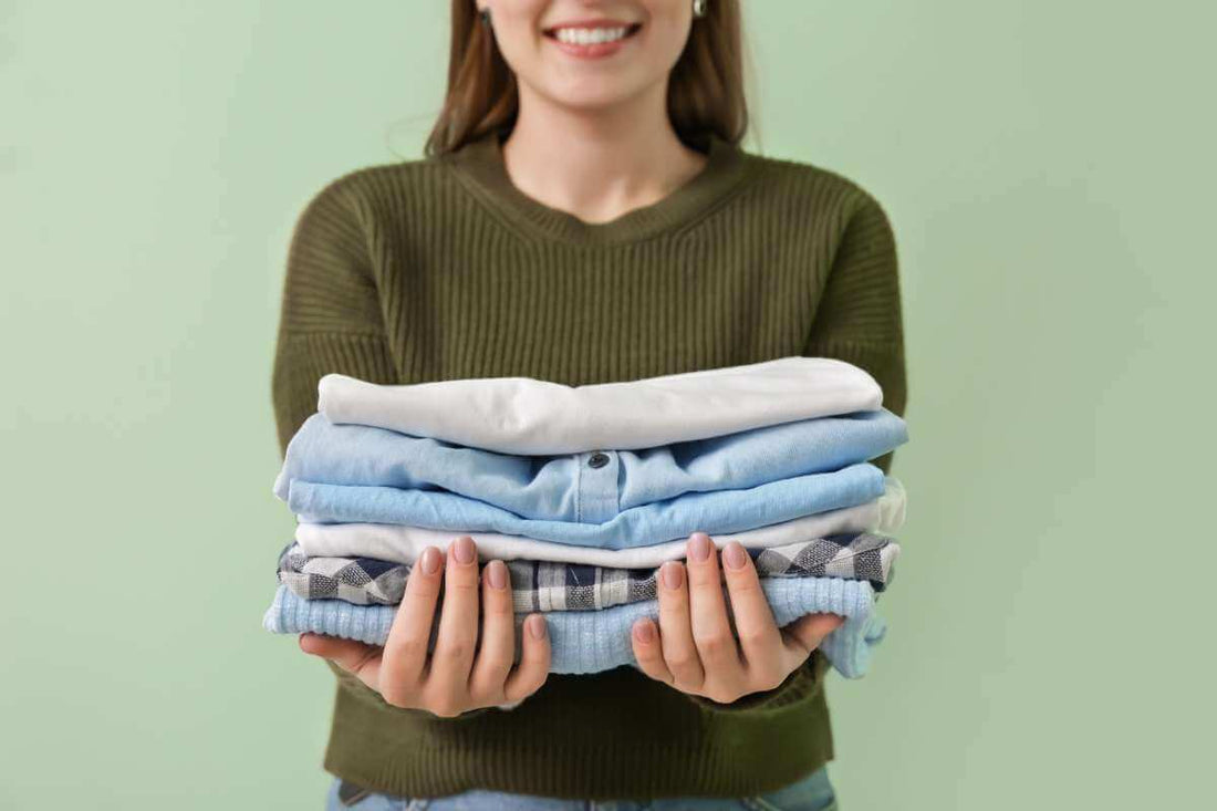 Ropa limpia doblada después de lavar con detergente ecológico Brezo.