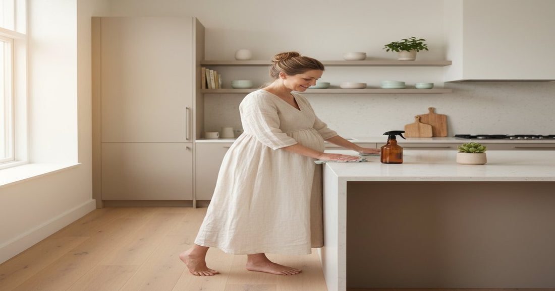 Mujer embarazada en cocina limpia con productos de limpieza seguros y ecológicos