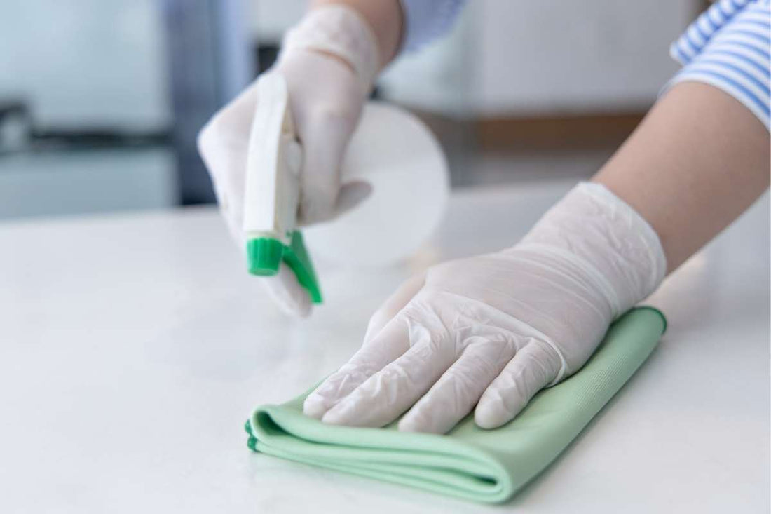 Vidrios y mesas limpias con productos amigables con el medio ambiente Brezo