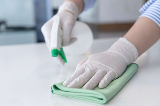 Vidrios y mesas limpias con productos amigables con el medio ambiente Brezo