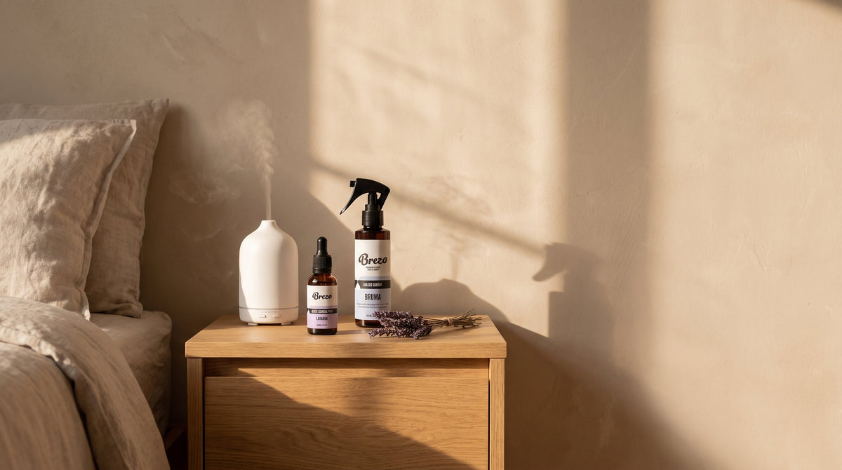 Difusor, aceite esencial de lavanda y bruma Dulces Sueños Brezo sobre una mesa de noche