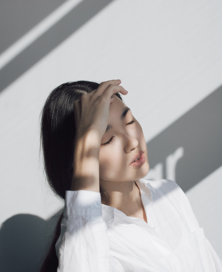 Mujer respirando bienestar y armonía natural
